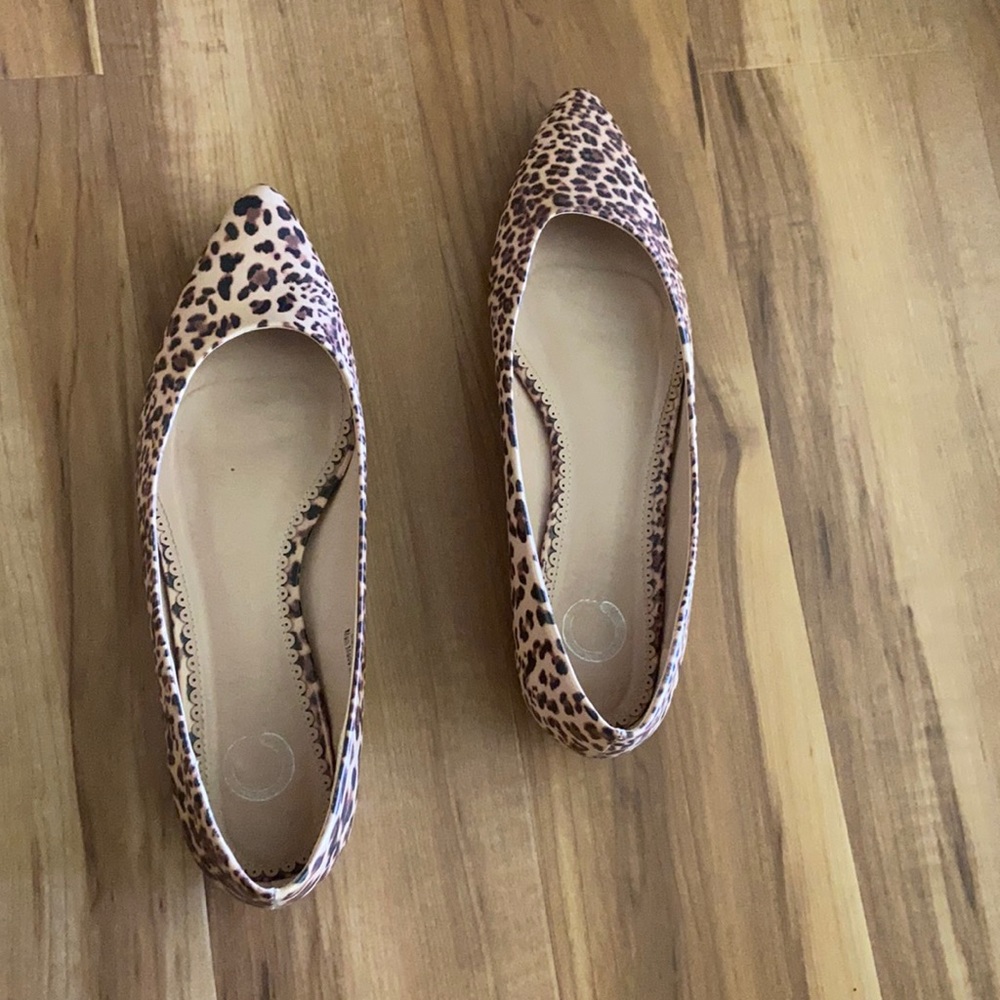 Leopard pointed flats